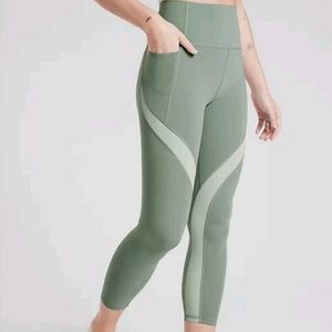 Athleta Salutation Stash Pocket 7/8 Tight